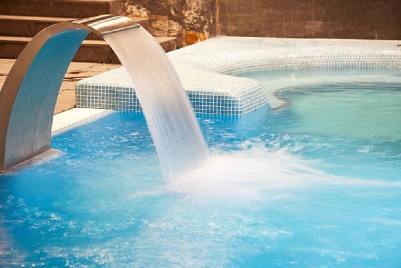 Desain Kolam Renang Air Mancur Terasa Lebih Segar dan Menarik