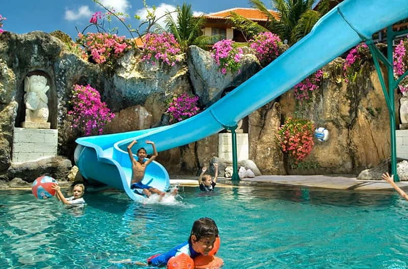 Kolam Renang Perosotan Wahana Seru untuk Semua Usia