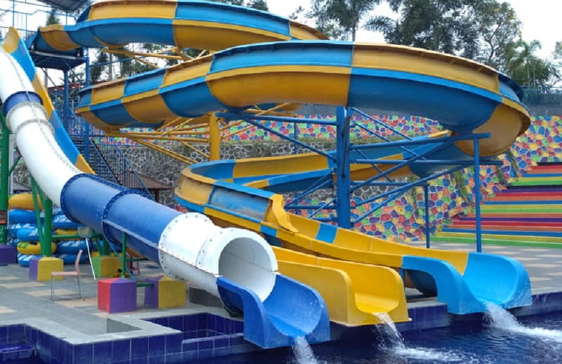 Kolam Renang Perosotan Wahana Seru untuk Semua Usia